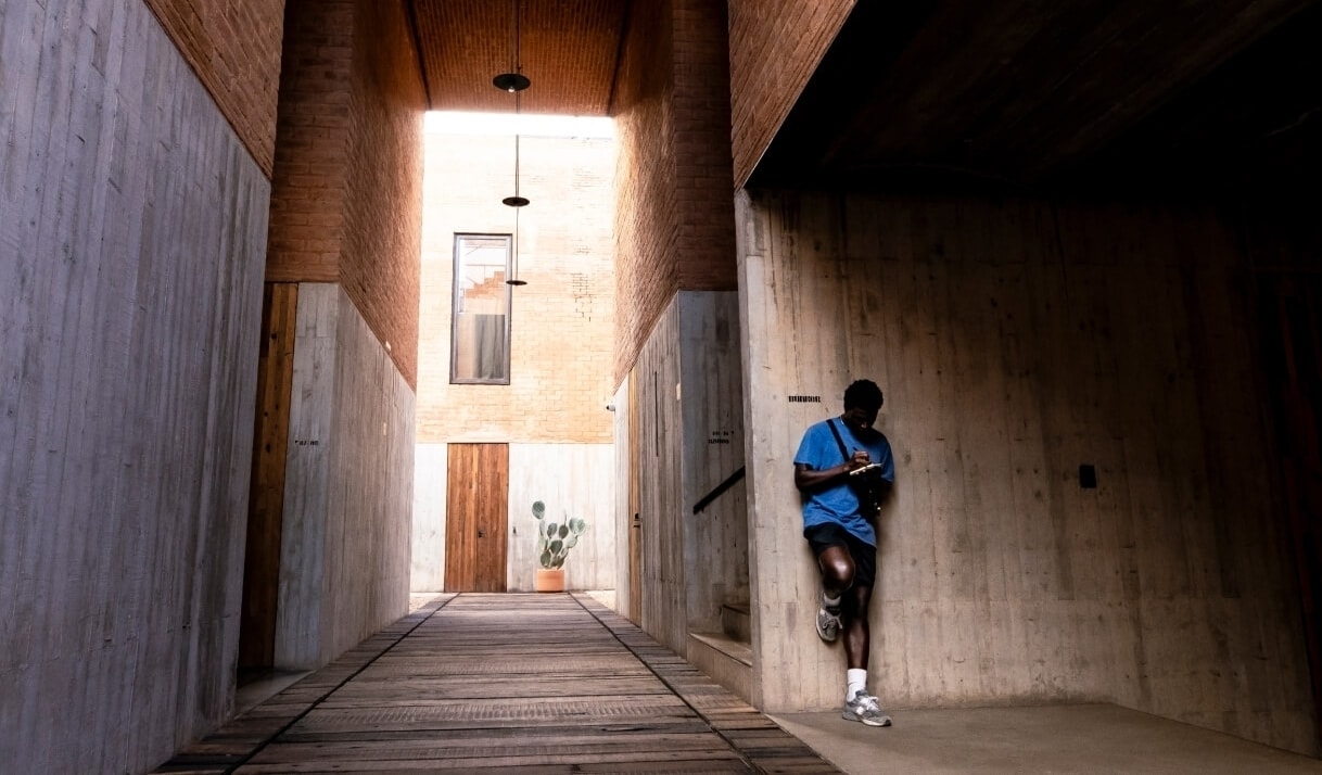 Mon Rovîa writing poetry in a hidden corner in Oaxaca.