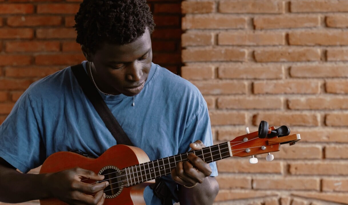Mon Rovîa strumming a ukelele in Oaxaca.