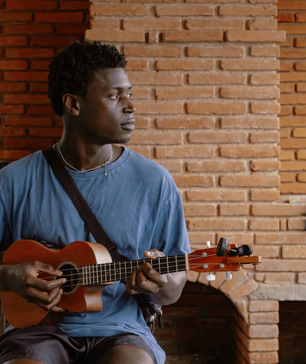 Image of indie muscian Mon Rovîa