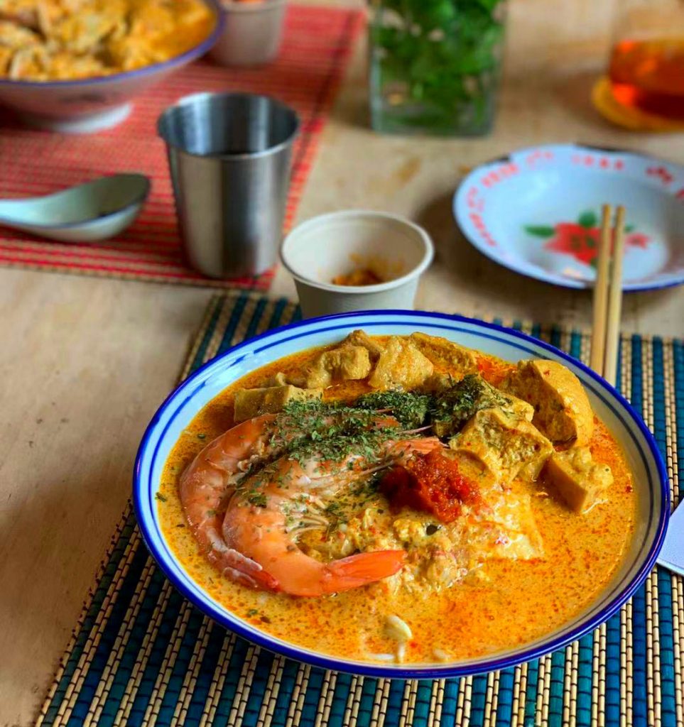 A large bowl of laska.