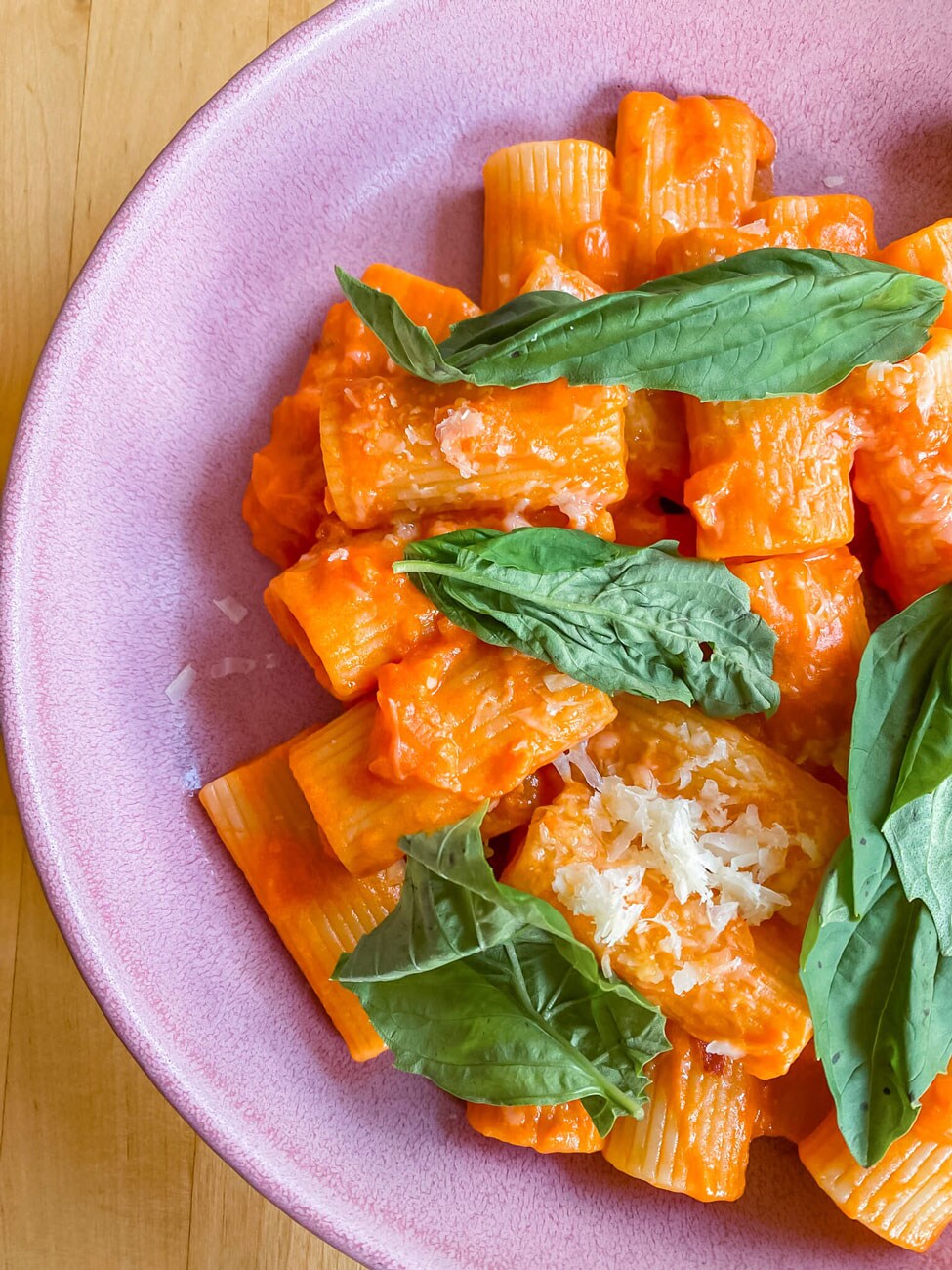 A plate of vodka sauce pasta.