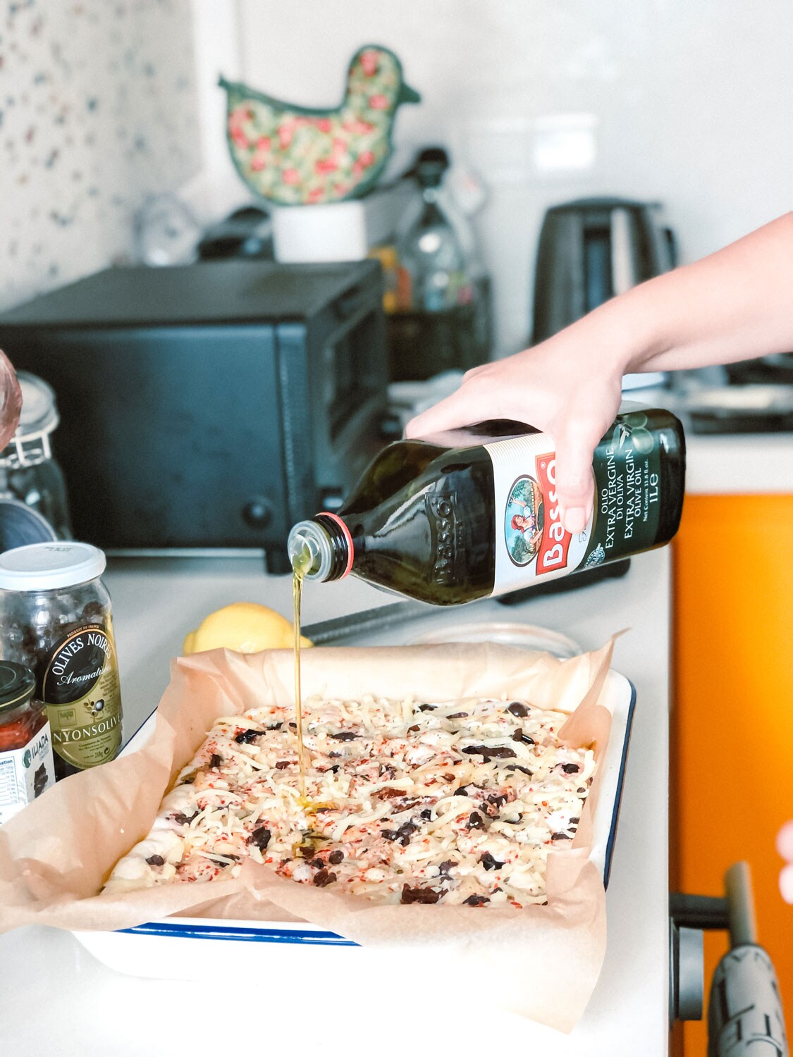 Medhā Lim pouring olive oil.