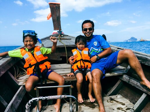Mohamed Shahrom Bin Mohd Taha and his kids smiling for a picture.