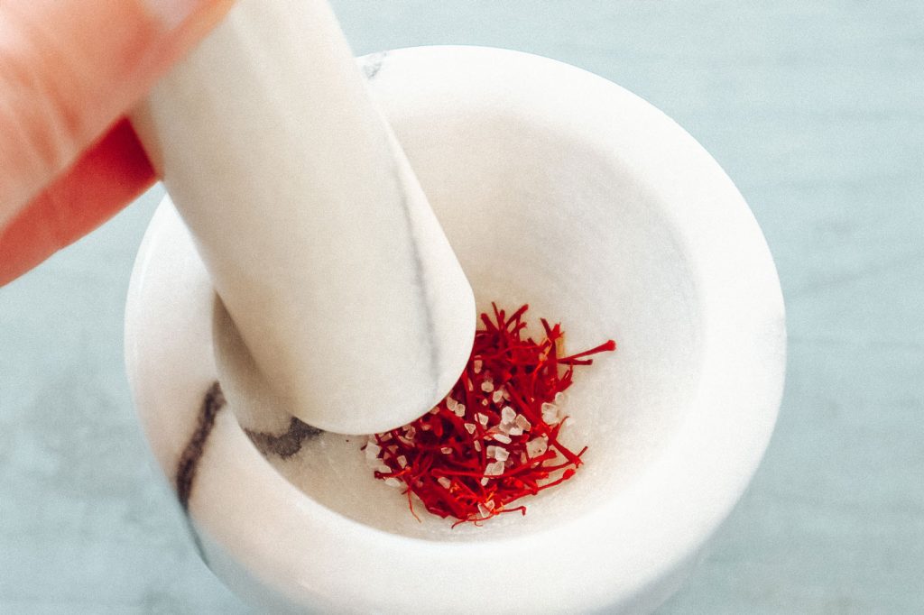 Saffron, sugar and salt just before being grinded.