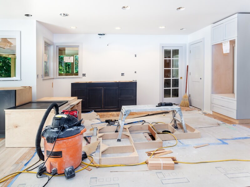 Open kitchen with active construction Open kitchen with active construction