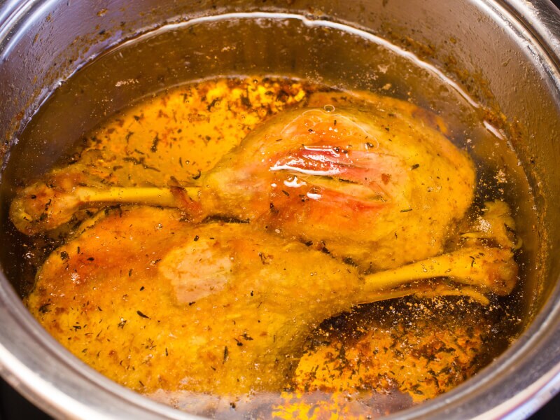 Chicken confit in a pot
