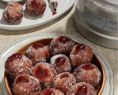 Lemon-scented strawberry jelly donuts