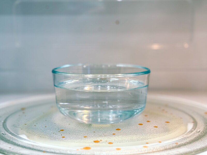  A bowl of water in a microwave oven