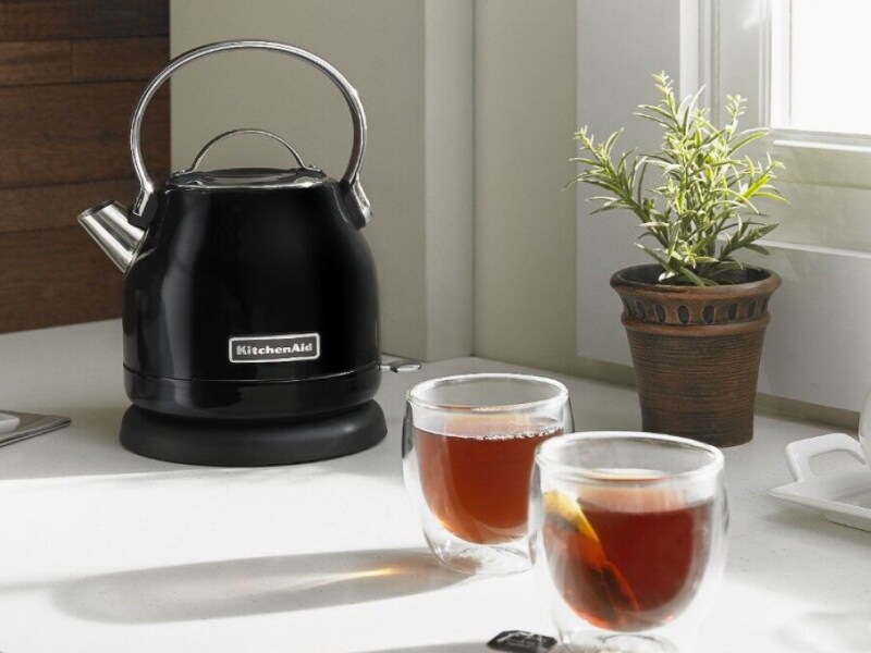 KitchenAid® kettle on countertop with three cups of tea KitchenAid® kettle on countertop with three cups of tea