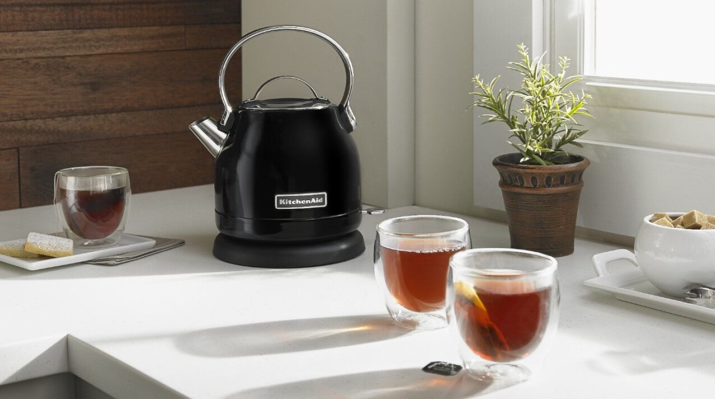 KitchenAid® kettle on countertop with three cups of tea KitchenAid® kettle on countertop with three cups of tea