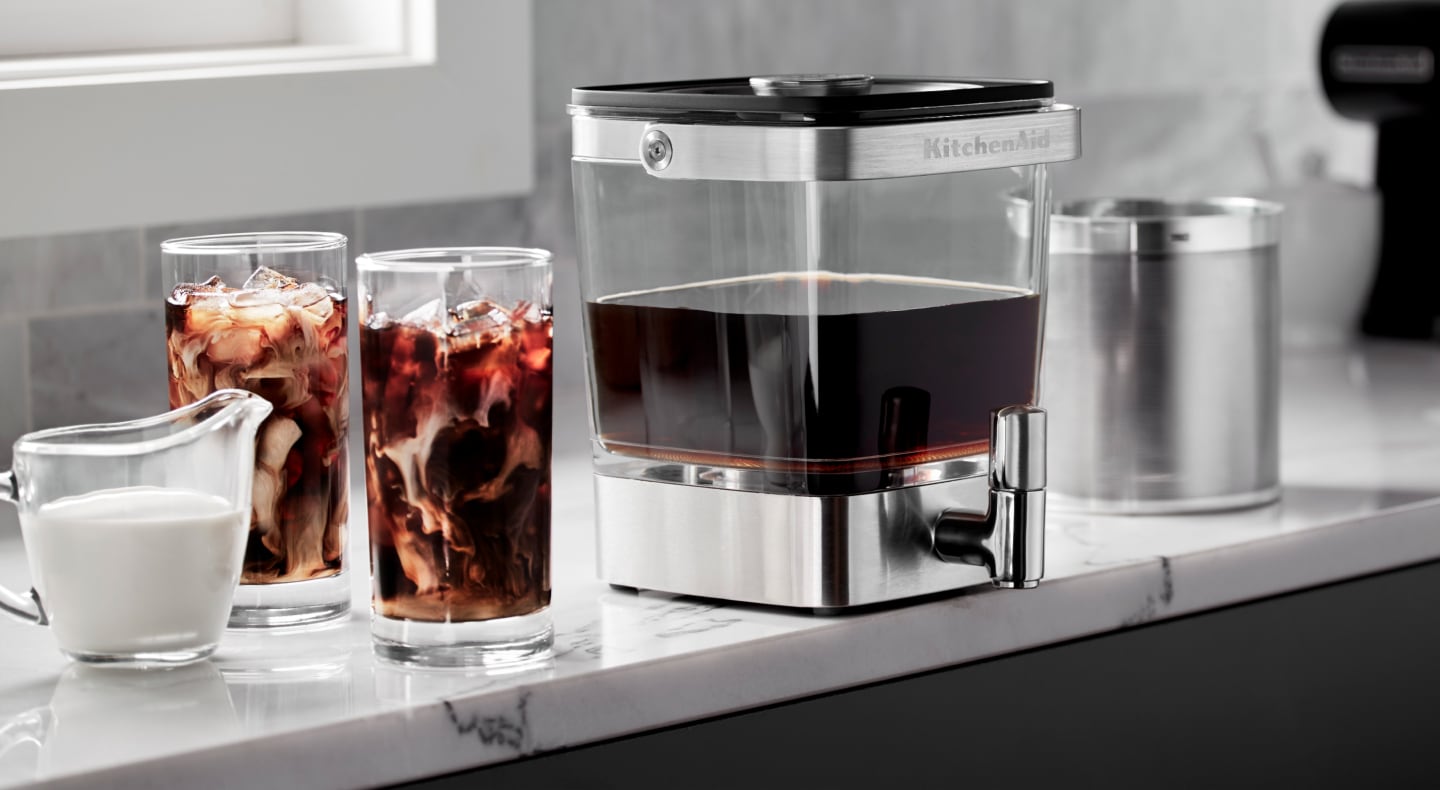 KitchenAid® Cold Brew Coffee Maker next to two glasses of cold brew KitchenAid® Cold Brew Coffee Maker next to two glasses of cold brew