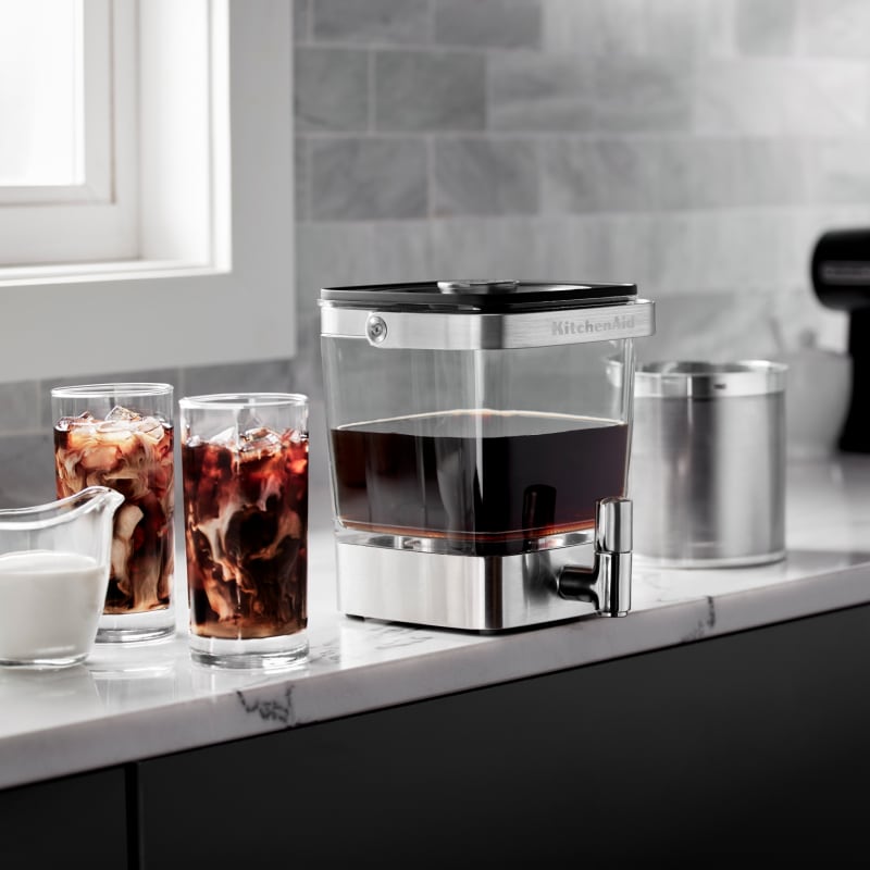 KitchenAid® Cold Brew Coffee Maker next to two glasses of cold brew KitchenAid® Cold Brew Coffee Maker next to two glasses of cold brew