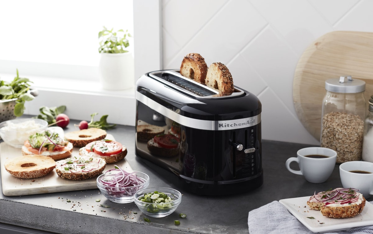 https://www.kitchenaid.com/content/dam/business-unit/kitchenaid/en-us/marketing-content/site-assets/page-content/pinch-of-help/how-to-clean-a-toaster/Thumbnail.jpg