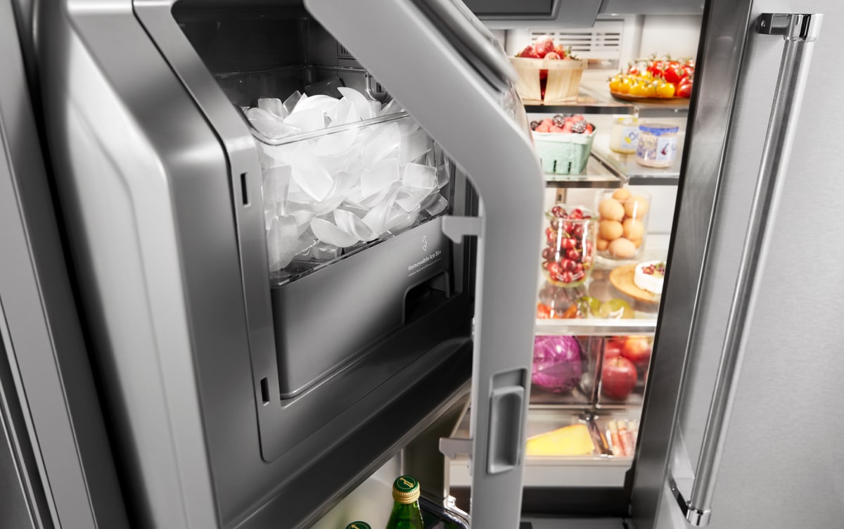 To Clean An Ice Maker In A Refrigerator