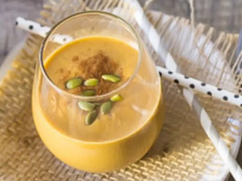 Pumpkin spice latte smoothie garnished with pumpkin seeds