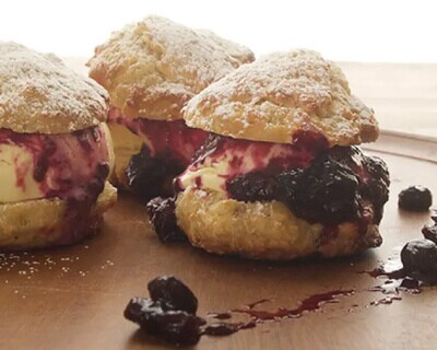 Cream puffs with filling