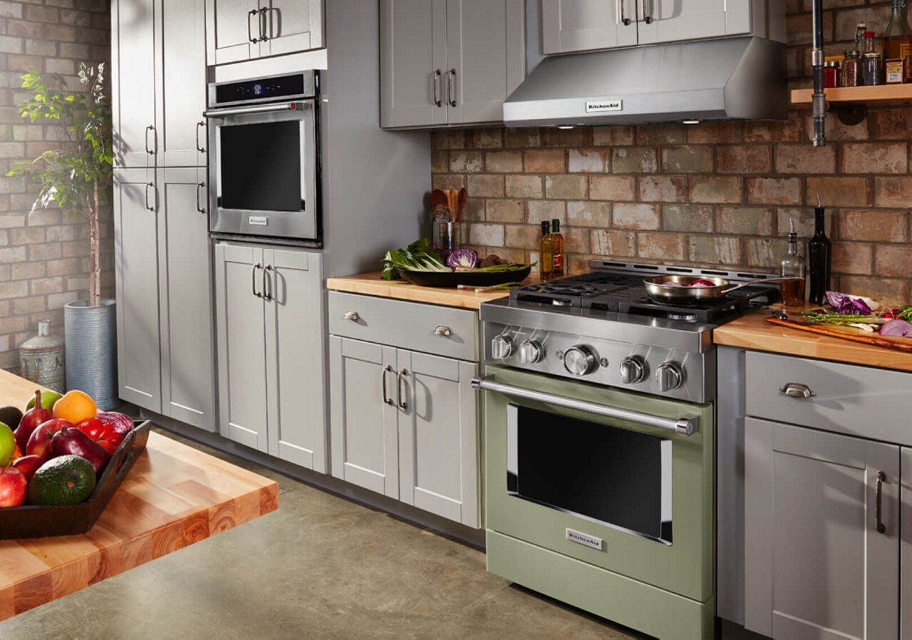 A colorful kitchen space with KitchenAid® Range in Avocado Cream A colorful kitchen space with KitchenAid® Range in Avocado Cream