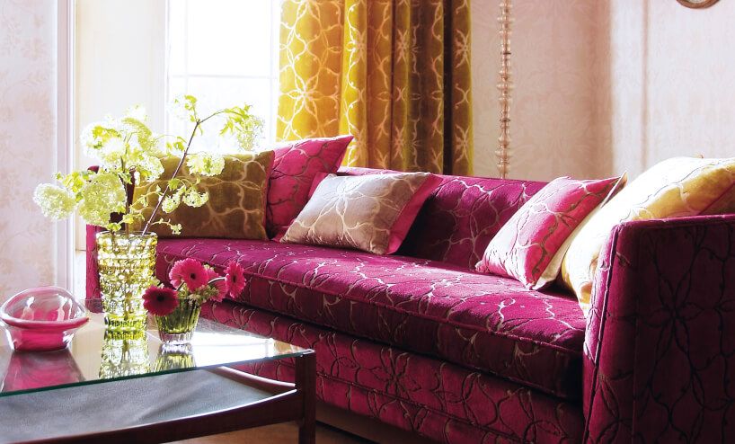 An elegent magenta couch.