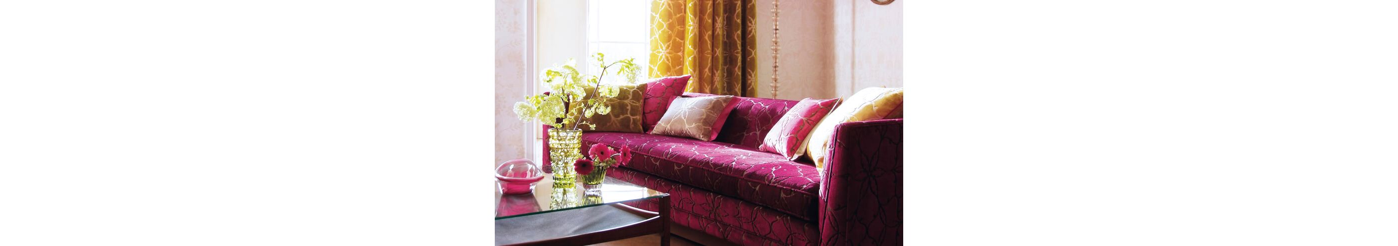 An elegent magenta couch.