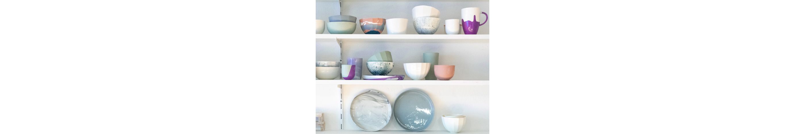 Tablettes comportant des bols de différentes tailles et couleurs.