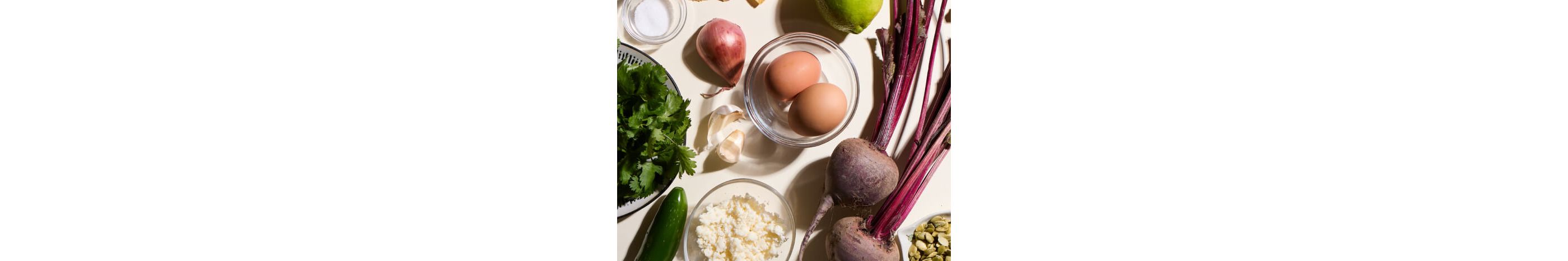 Betteraves et autres ingrédients posés sur un comptoir de cuisine.