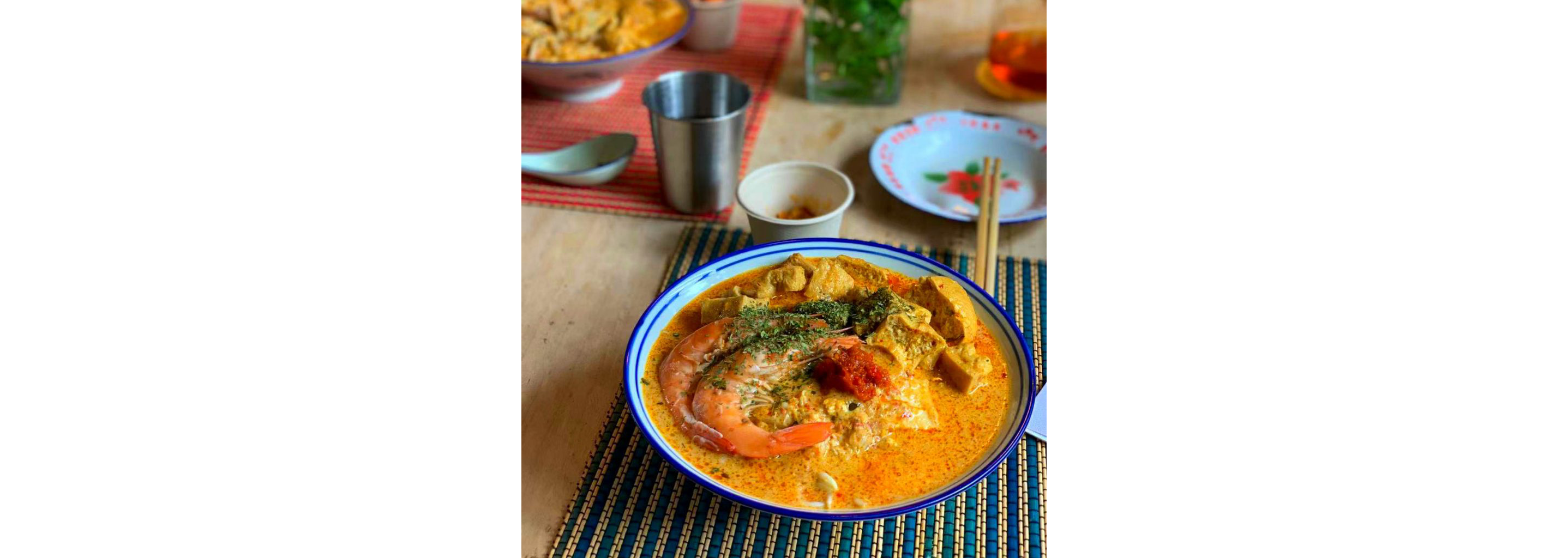 A large bowl of laska.