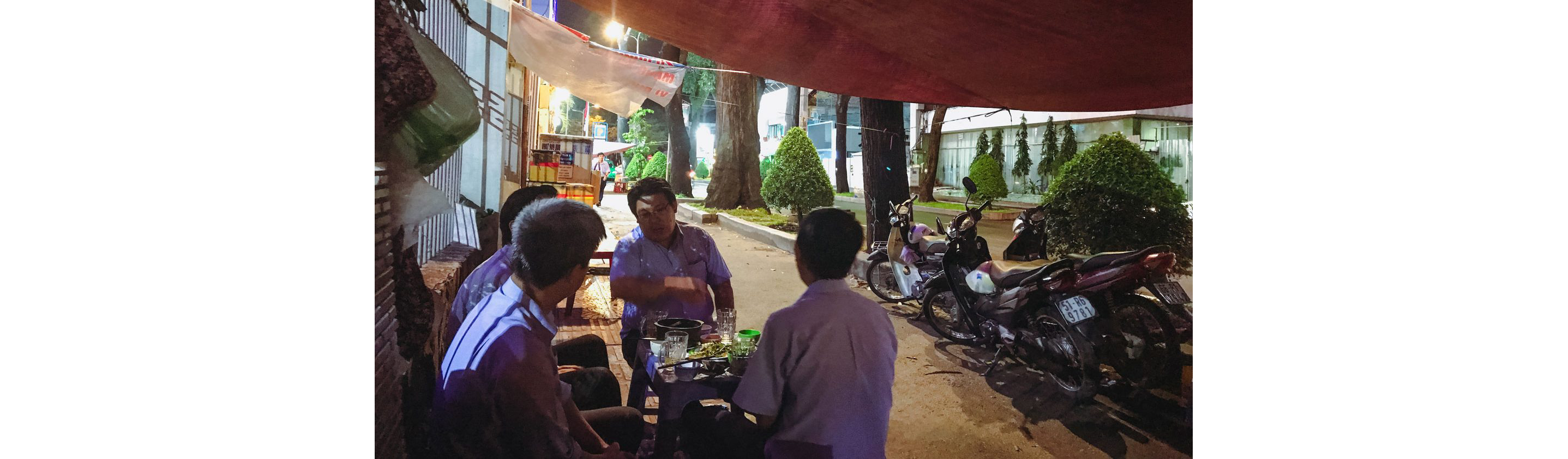 Two people sitting at a table outside to eat.
