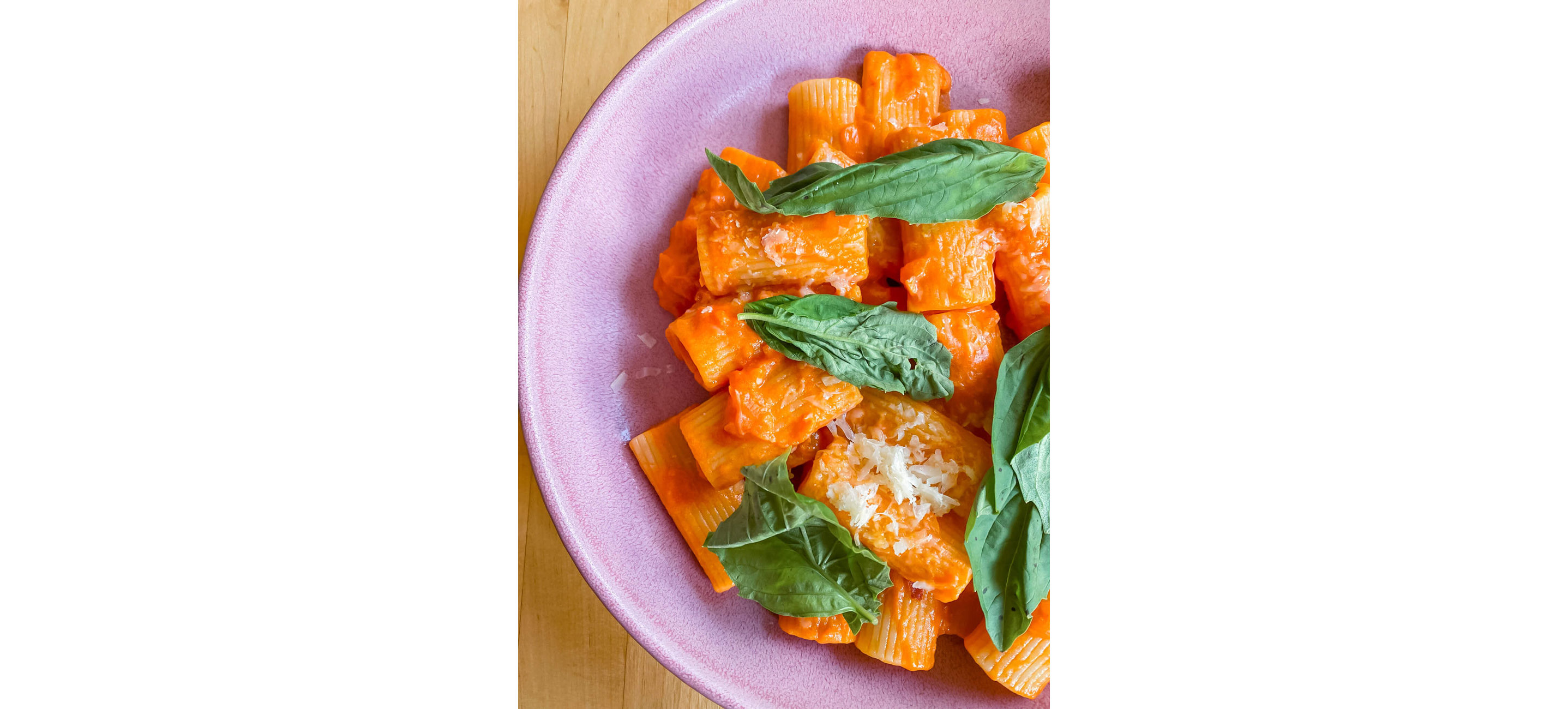 A plate of vodka sauce pasta.