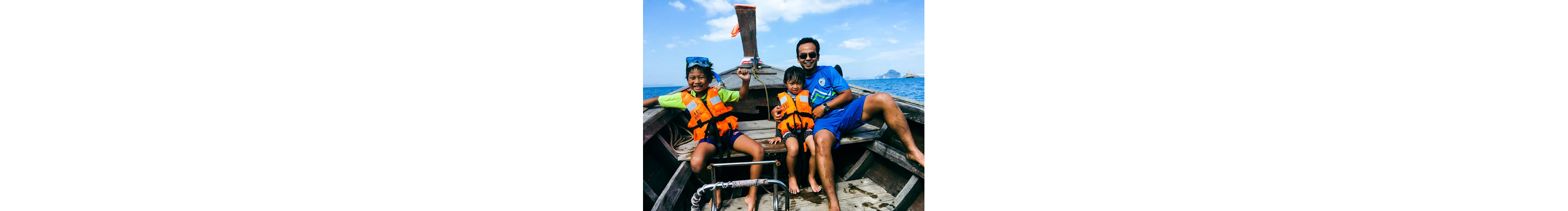 Mohamed Shahrom Bin Mohd Taha and his kids smiling for a picture.