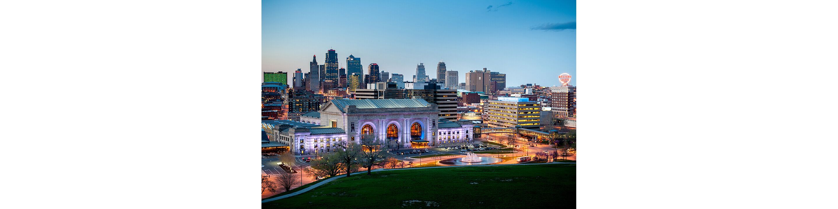 An overview of the beautiful Kansas City skyline in the evening.