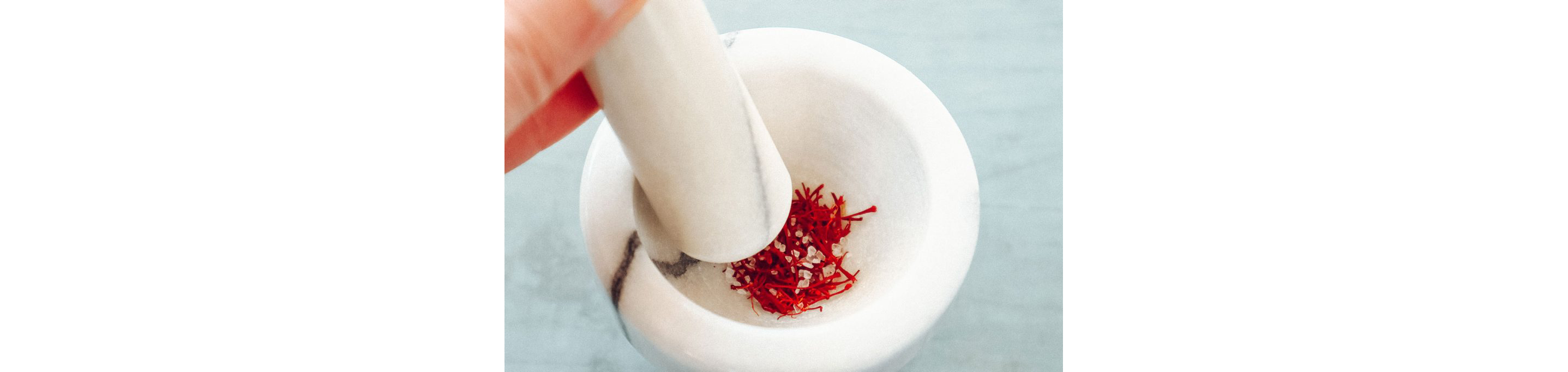 Saffron, sugar and salt just before being grinded.