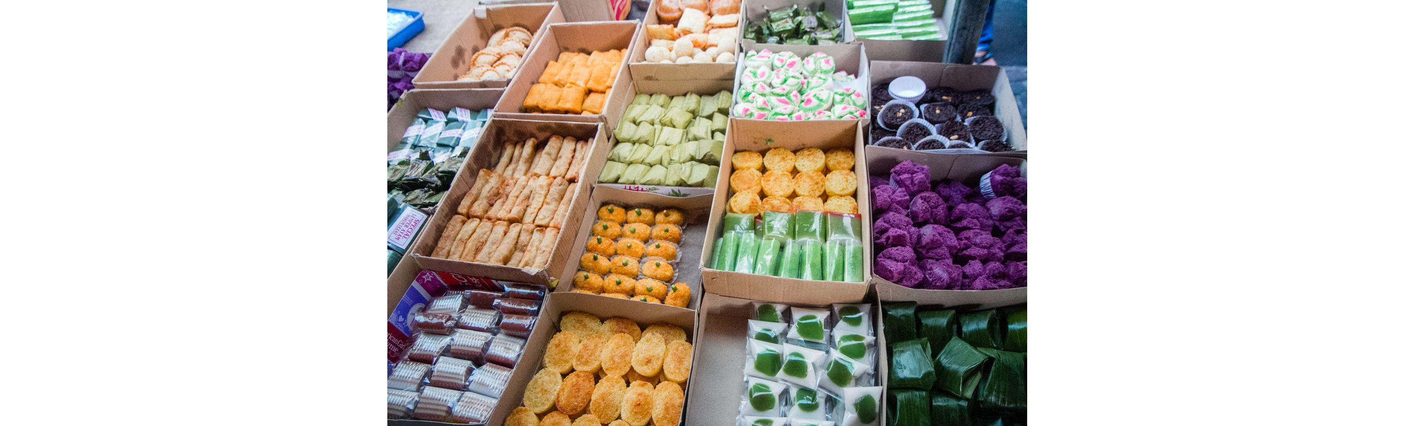 A variety of Indonesian pastries and desserts.