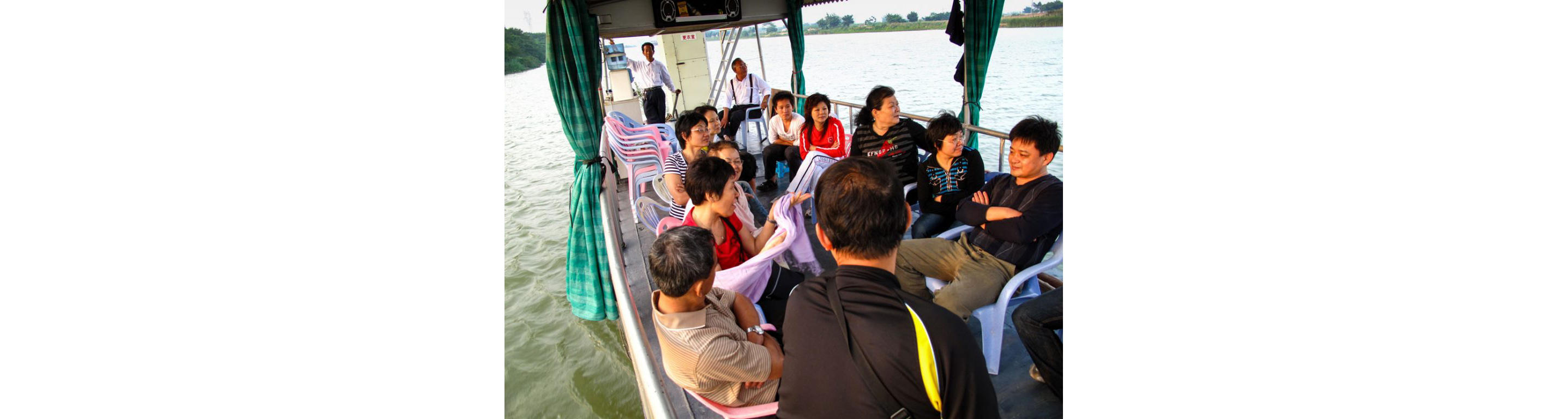 People taking a boatride on the Han River.