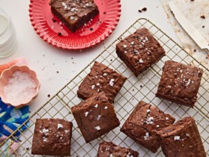 Brownies on a cooling rack, cut into pieces