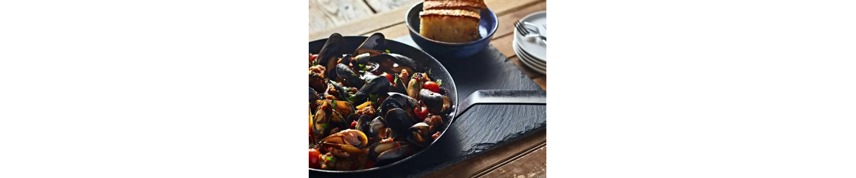 Mussels in a cast iron pan