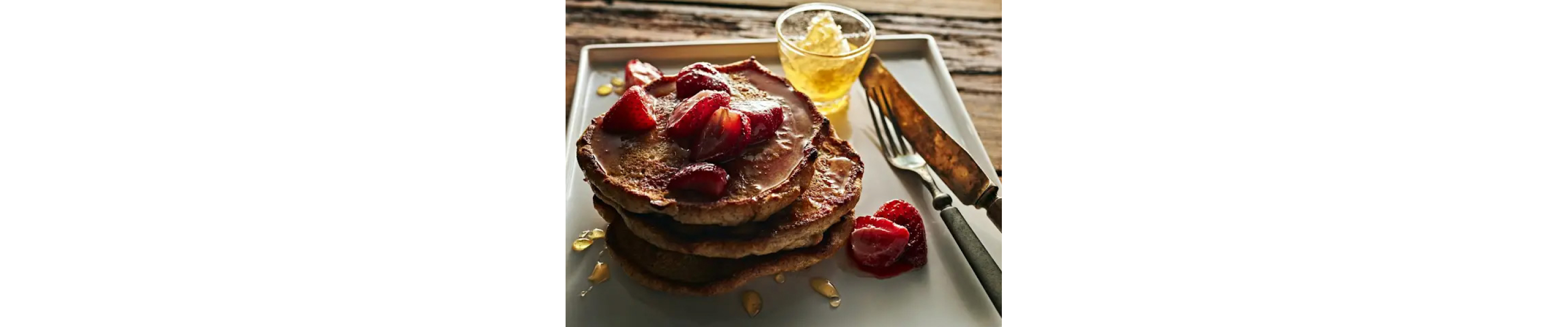  Pancakes topped with strawberries 