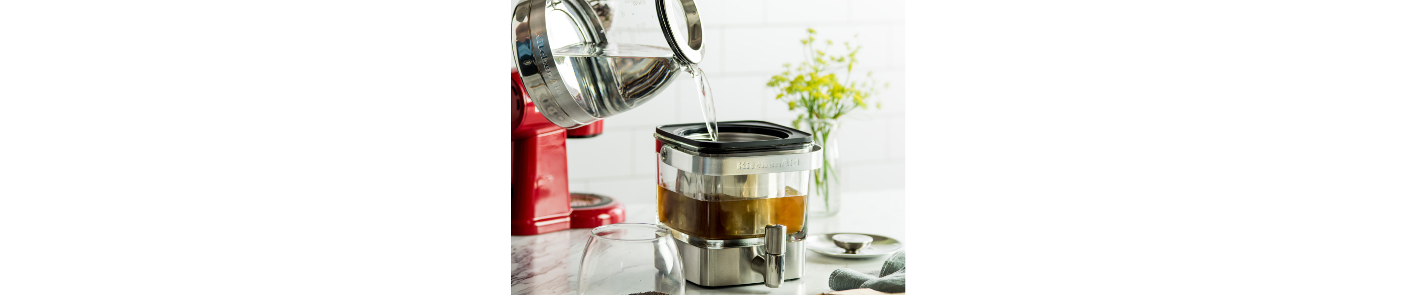 https://www.kitchenaid.com/is/image/content/dam/business-unit/kitchenaid/en-us/marketing-content/site-assets/page-content/blog/how-to-make-cold-brew-tea/HowToMakeColdBrew_CC-3.jpg?fit=constrain&fmt=png-alpha&wid=2875