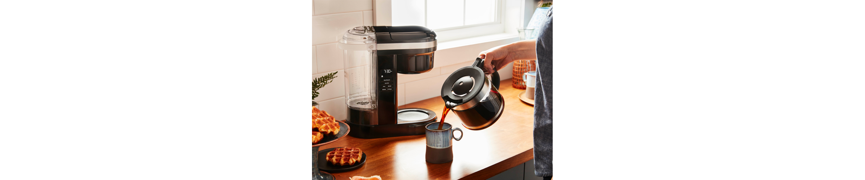 Person pouring coffee in a mug