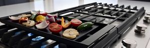 Gas hob with grill plate clearance