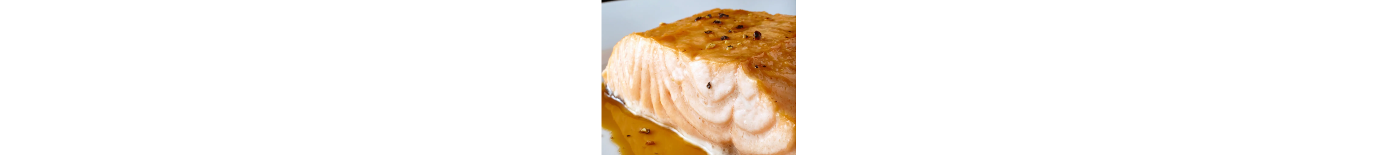 Broiled salmon with sauce