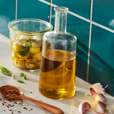 Λάδι σε cruet με βότανα και μπάλες μοτσαρέλας