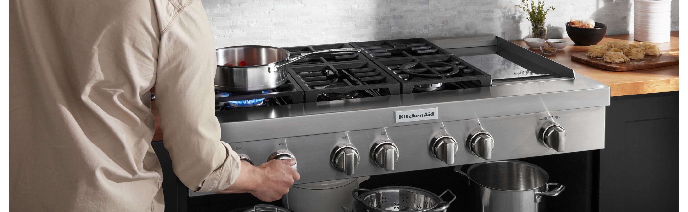 https://www.kitchenaid.com/is/image/content/dam/business-unit/kitchenaid/en-us/marketing-content/site-assets/page-content/pinch-of-help/cooktop-vs--rangetop--whats-the-difference/Masthead.jpg?fit=constrain&fmt=jpg&wid=2875