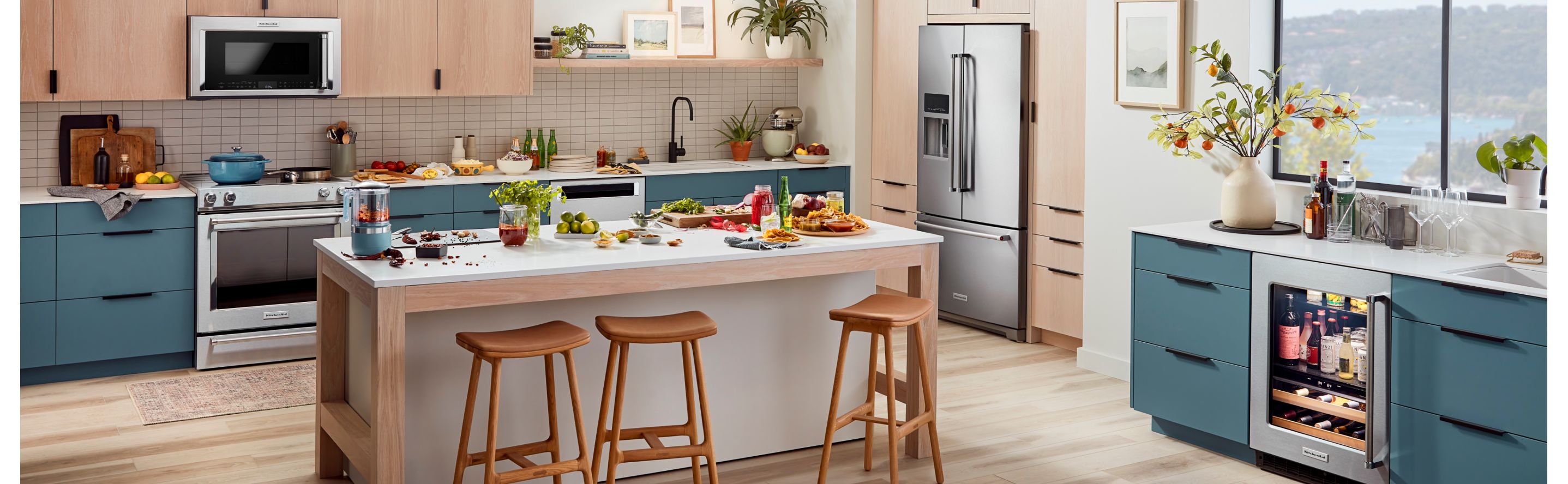 https://www.kitchenaid.com/is/image/content/dam/business-unit/kitchenaid/en-us/marketing-content/site-assets/page-content/pinch-of-help/fit-feel-finish/kitchen-design-for-entertaining-Masthead.jpg?fit=constrain&fmt=jpg&wid=2875