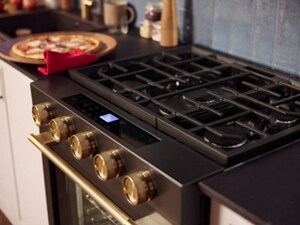A closeup shot of a KitchenAid® Gas Range