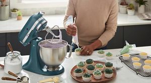 Kitchenaid attachment for top cake
