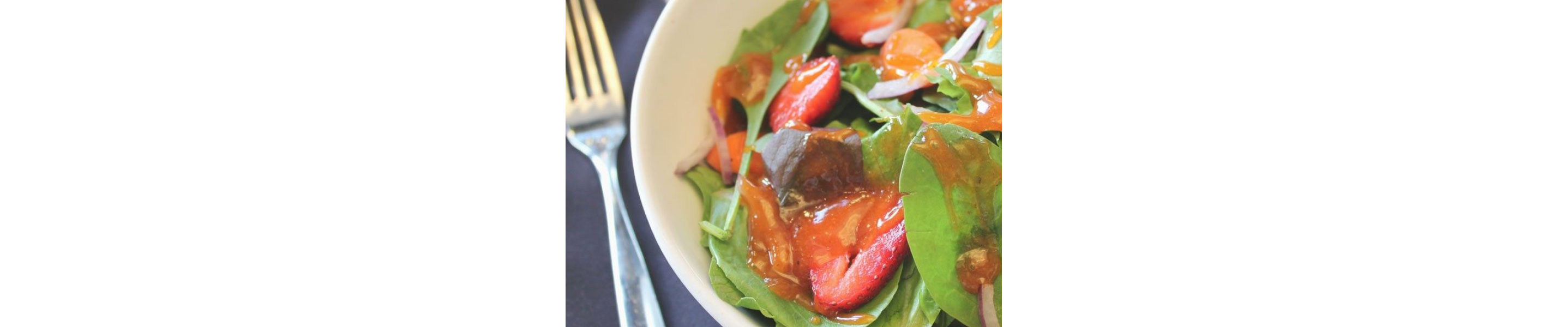 Salad with spinach and strawberries