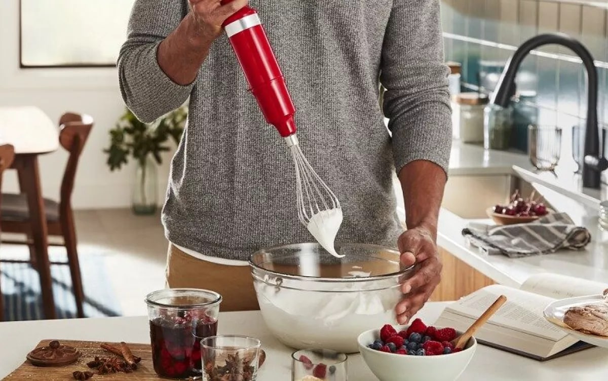 Hand blender outlet for cake batter