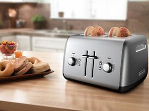 Bread toaster uses top