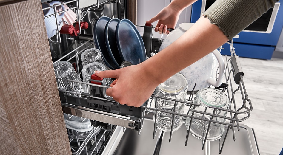 Sự khác biệt giữa máy rửa chén âm tủ và máy rửa chén di động Giá đựng máy rửa chén chứa đầy ly trong suốt và đĩa màu xanh