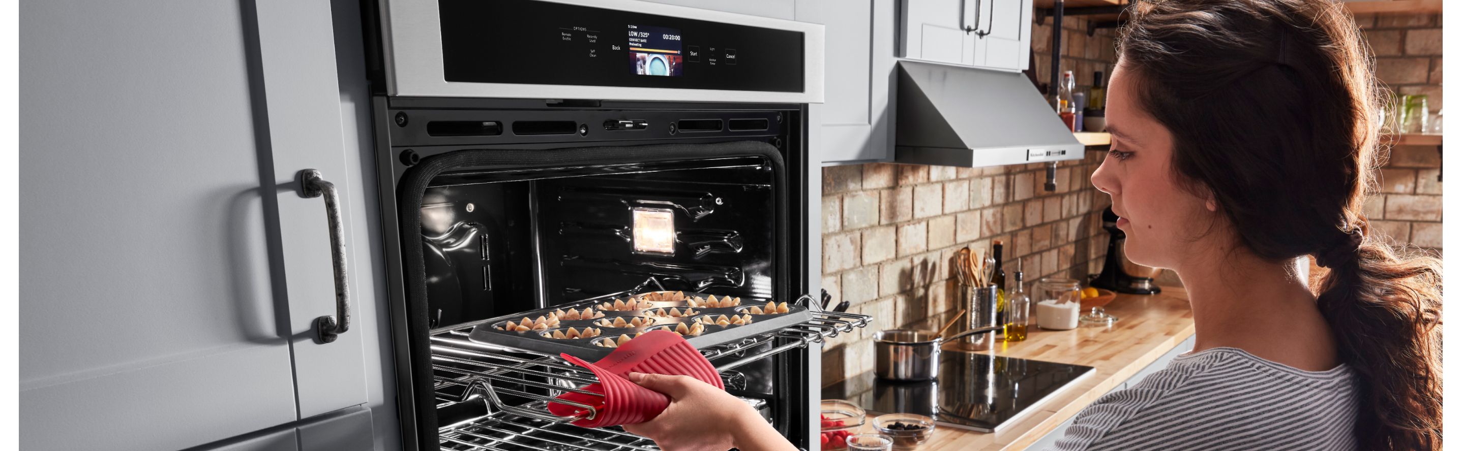 https://www.kitchenaid.com/is/image/content/dam/business-unit/kitchenaid/en-us/marketing-content/site-assets/page-content/pinch-of-help/what-is-a-smart-oven/Smart-Oven-Masthead-B2.jpg?fit=constrain&fmt=jpg&wid=2875